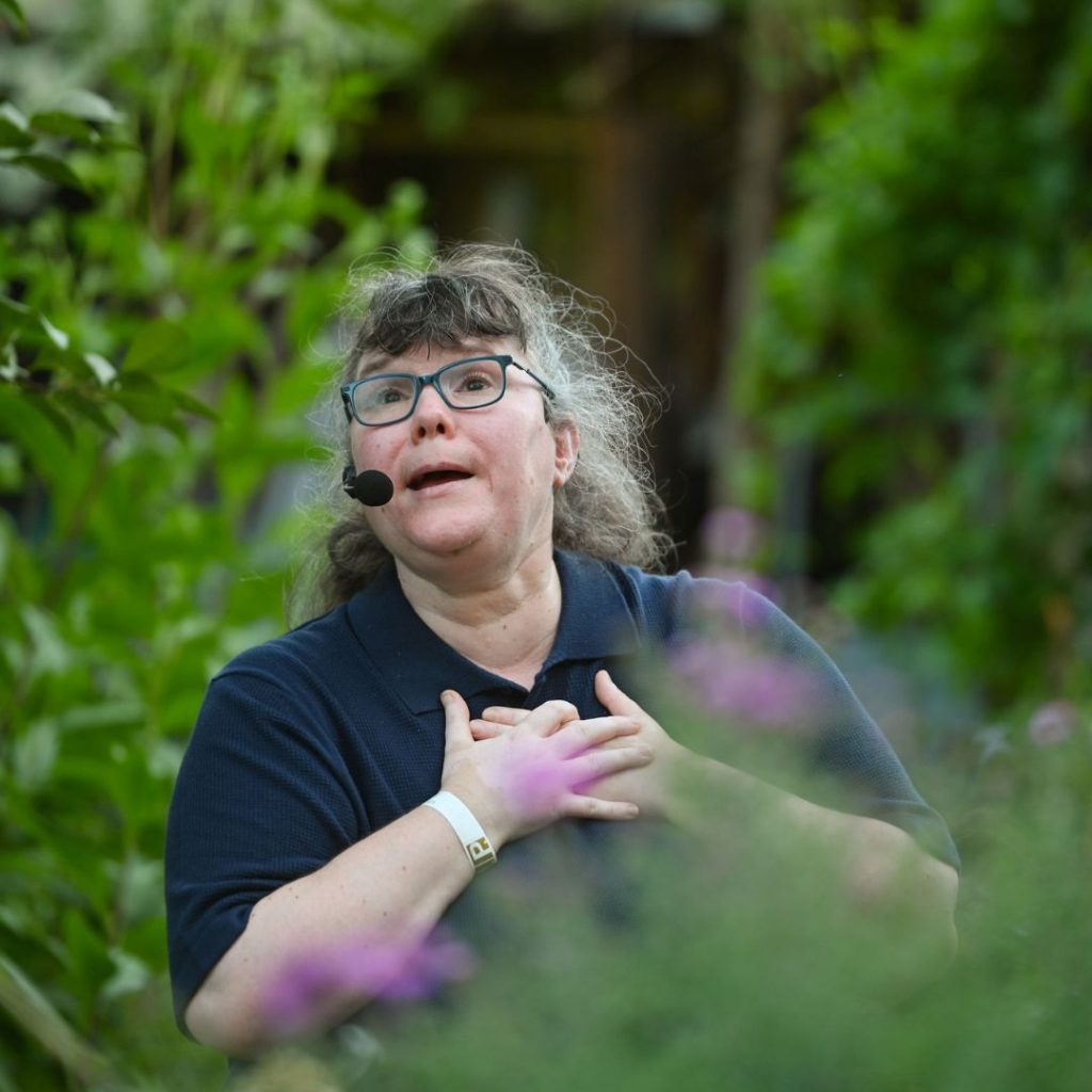 Dina Weidelt singt in einem Garten